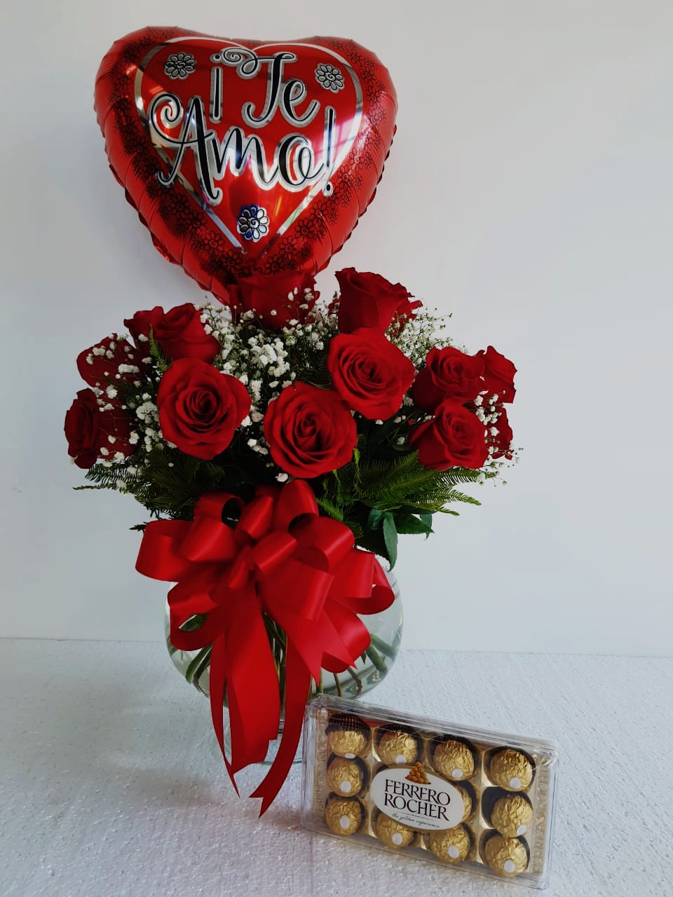 Copa 20 Rosas, Bombones Ferrero Rocher 150grs y Globo